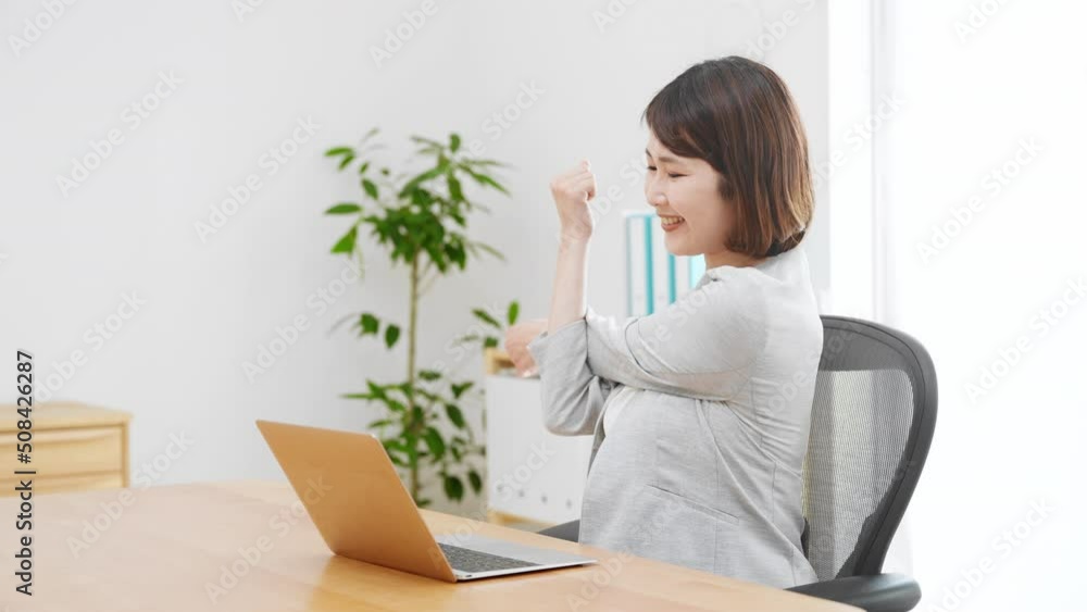 ストレッチをする若いビジネスウーマン