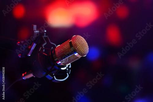 Konstfotografi studio microphone in neon lights. sound recording equipment