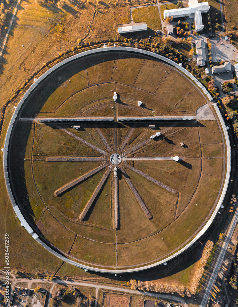 Obraz premium radio telescope ratan 600 view from a drone autumn