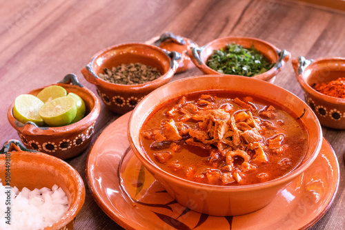 Fotografie Menudo sobre plato de barro con acompañamientos