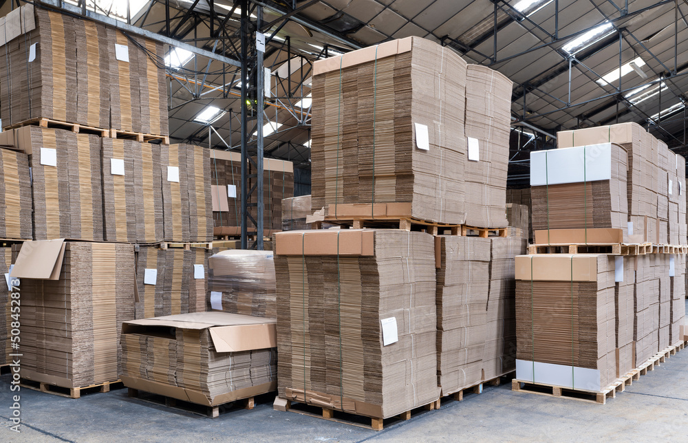 Stock de carton d'emballage sur palette dans un entrepôt Stock Photo |  Adobe Stock