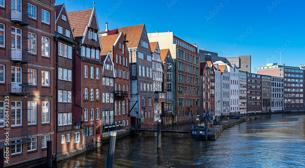Alte Lagerhäuser und historische Wohnhäuser am Nikolaifleet, Hamburg