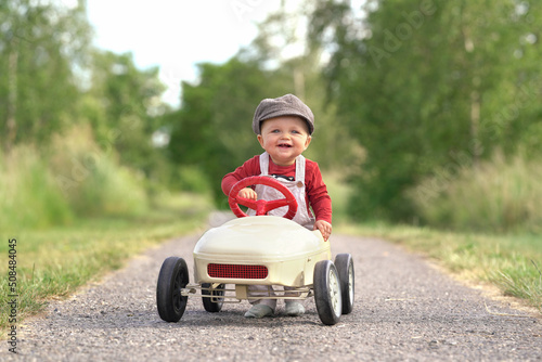 Start - lachender Junge im Blechauto © Jenny Sturm