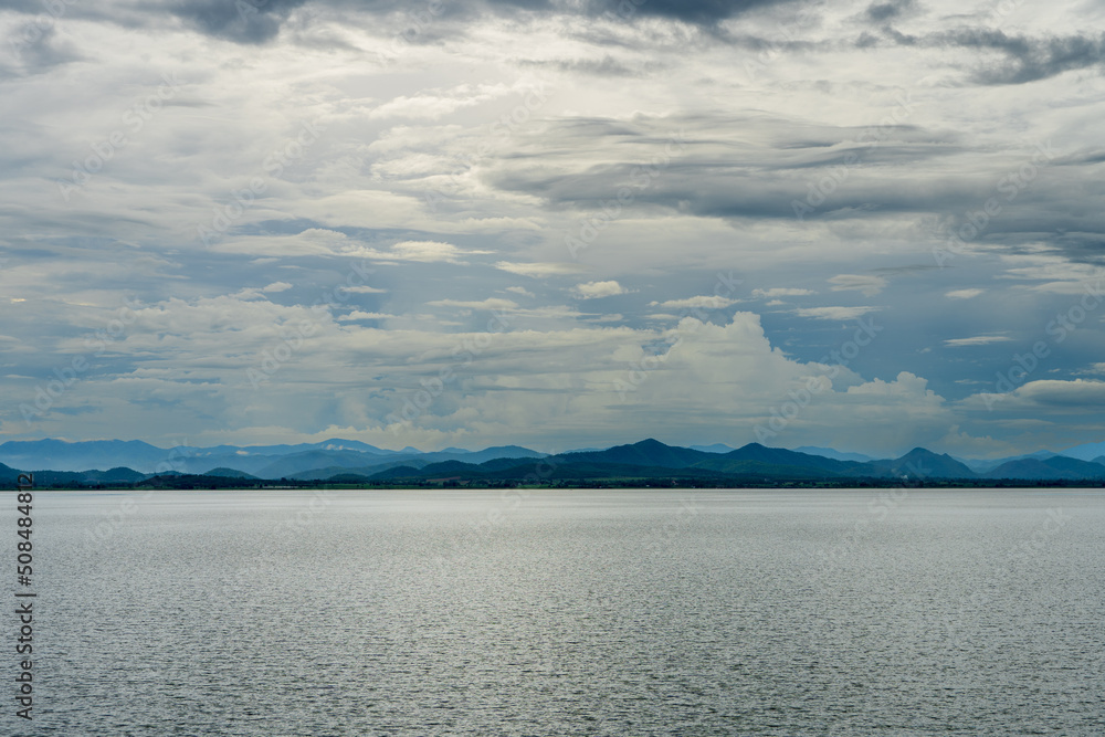 Obraz premium Kra Siew Dam, a tourist attraction in Kanchanaburi, Thailand, the sky is overcast, the rain is about to fall