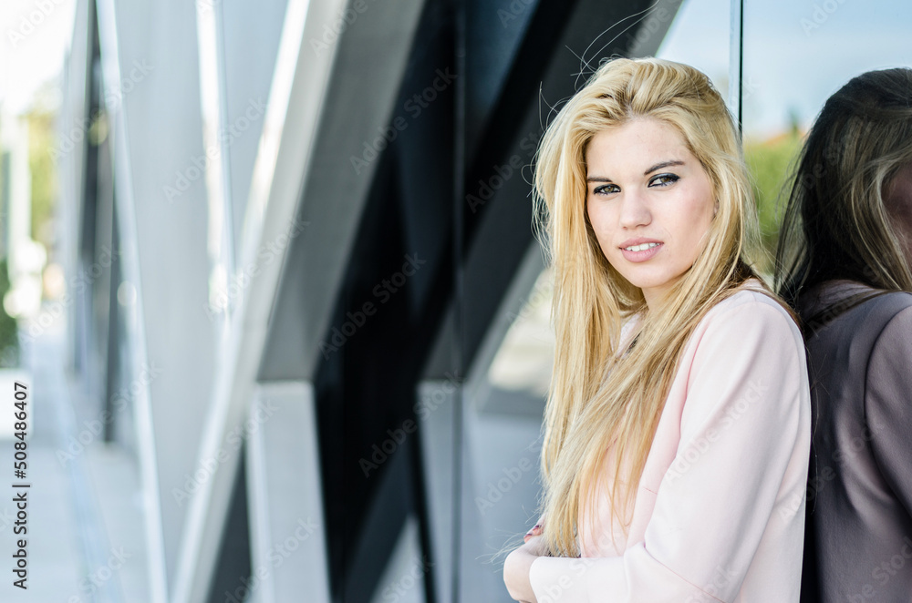 Obraz premium happy blonde young woman looking at camera