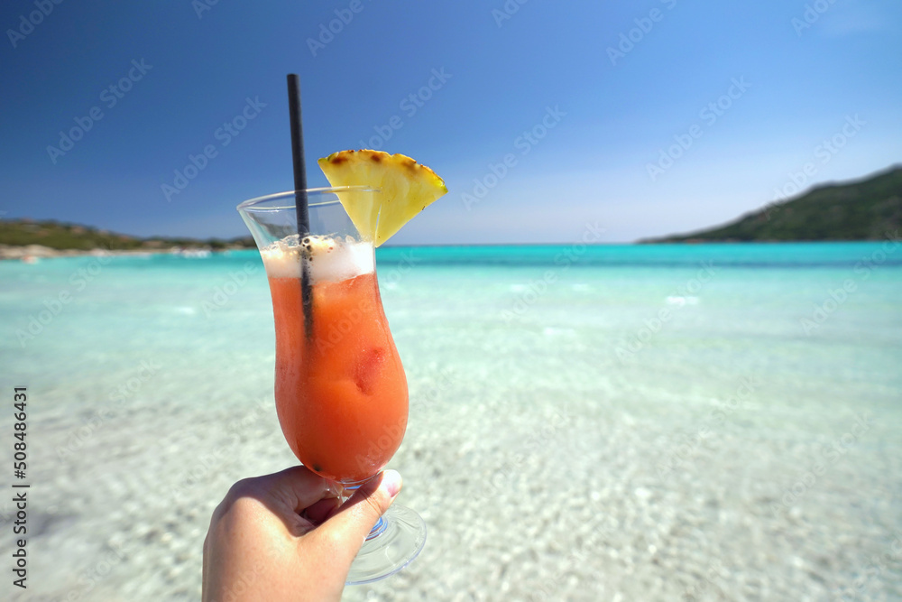 erfrischender Cocktail am Meer
