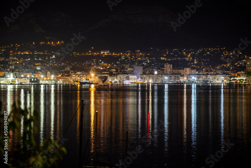 Panoramique sur le port de Toulon de nuit