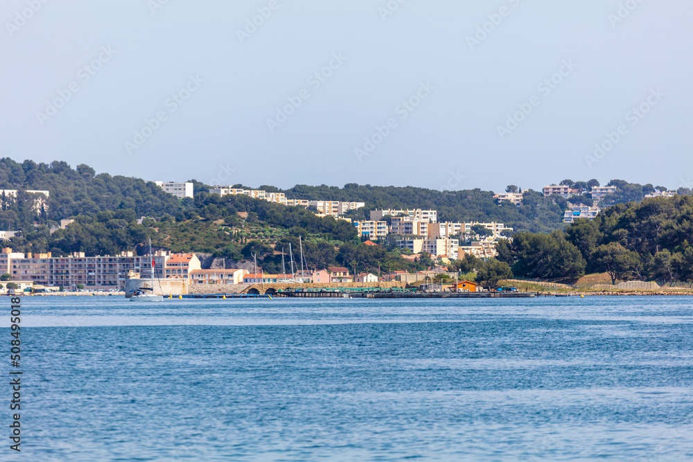 Fototapeta premium Plan panoramique de bâtiments dans la rade de Toulon
