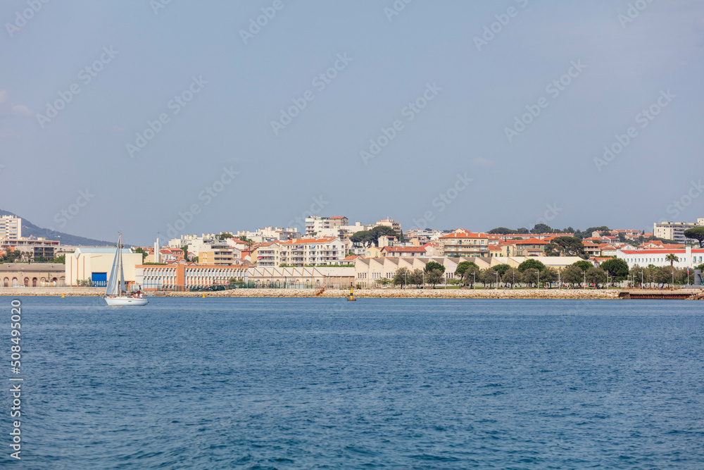 Maisons de la ville de Toulon au bord de la mer
