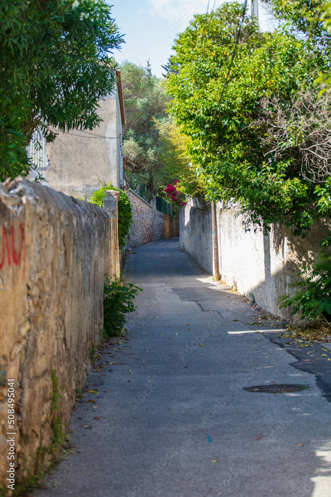 Plan vertical d'une ruelle typique du sud de la France Plan vertical d'une ruelle typique du sud de la France