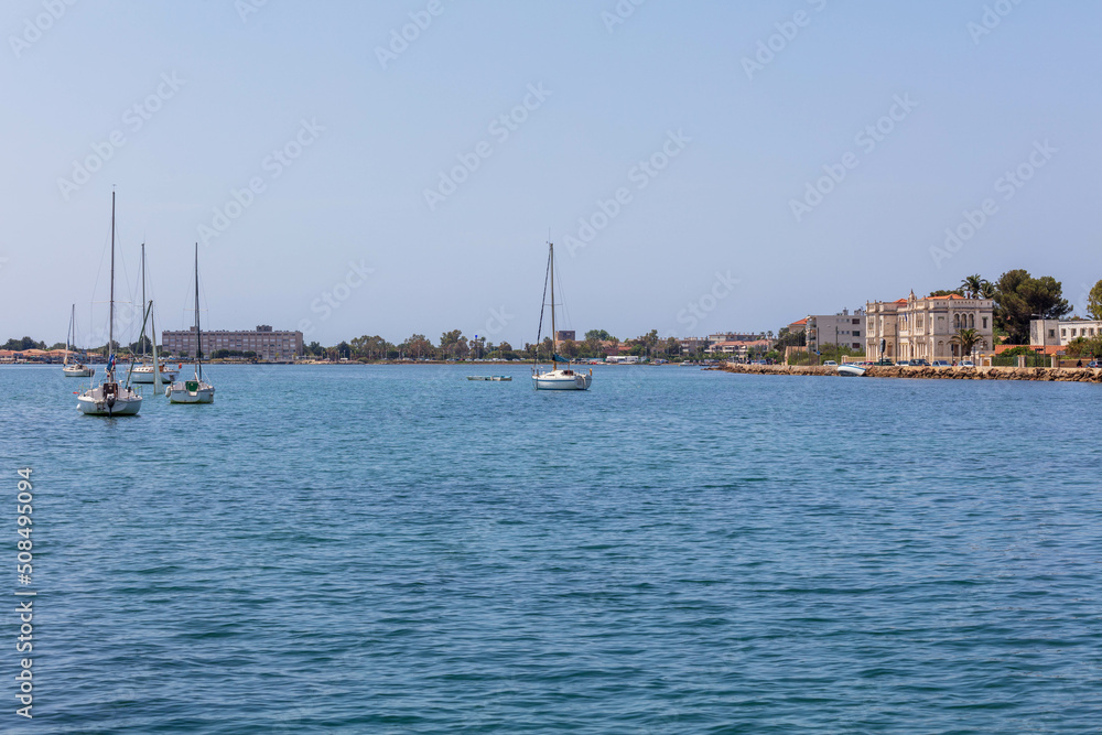 Bateaux et maisons au bord de la mer à la Seyne-sur-mer