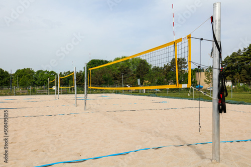 Terrains de beach volley avec filet jaune