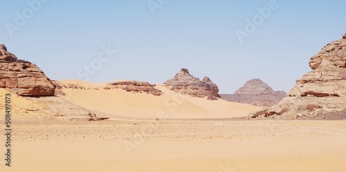 Panorama d'un ouadi dans le Sahara libyen, avec les formations rocheuses de l'Akakus