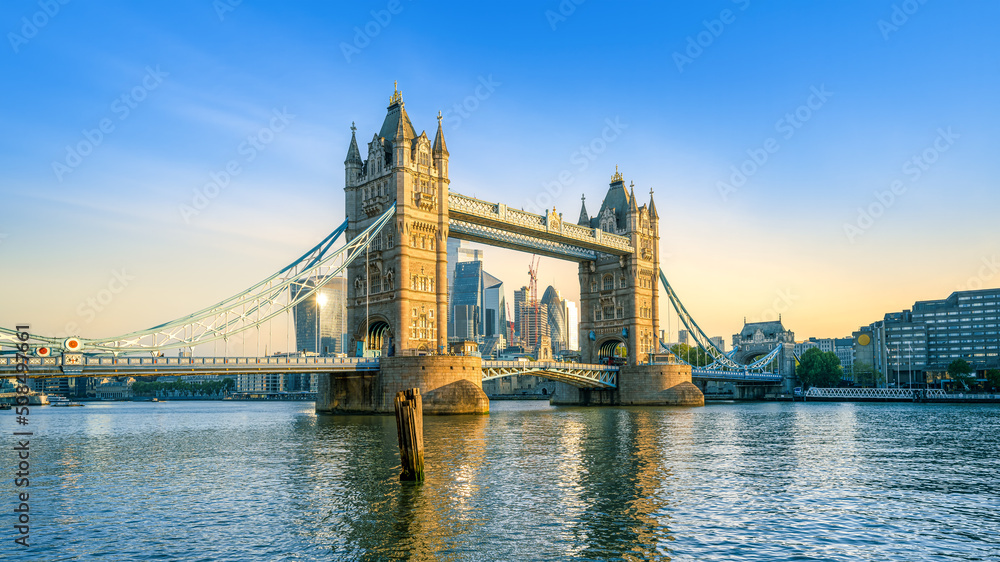 Obraz na płótnie the famous tower bridge in london during sunrise w salonie