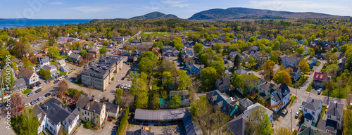 Foto Bar Harbor historic town center aerial view on Main Street with Cadillac Mountain in Acadia National Park at the background, Bar Harbor, Maine ME, USA