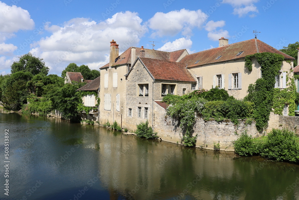 La rivière Serein dans le village, village de Noyers sur Serein, département de l'Yonne, France