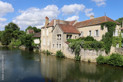 La rivière Serein dans le village, village de Noyers sur Serein, département de l'Yonne, France © ERIC