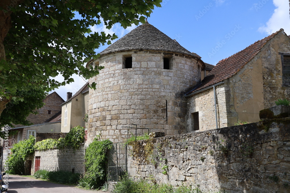 Fototapeta premium Maison typique, vue de l'extérieur, village de Noyers sur Serein, département de l'Yonne, France