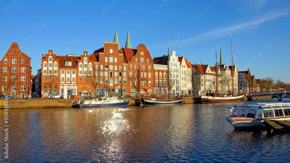 Museumshafen in Lübeck mit alten Schiffen auf der Trave und malerischen Hausfassaden 
