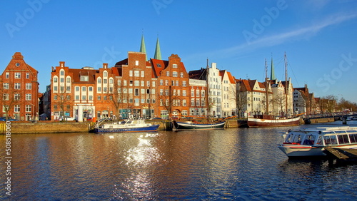 Museumshafen in Lübeck mit alten Schiffen auf der Trave und malerischen Hausfassaden 