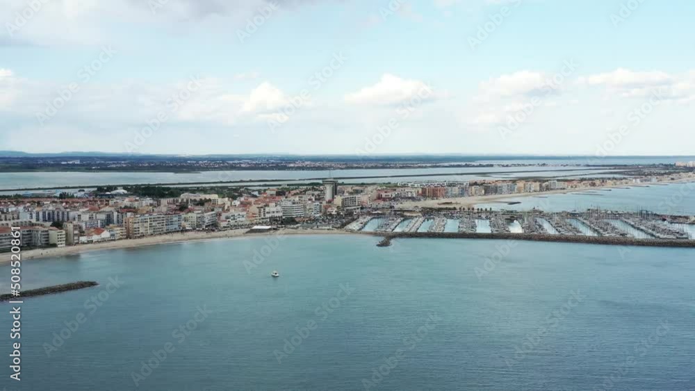 survol du port de Palavas-les-Flots près de Montpellier au bord de la mer méditerranée dans le sud de la France survol du port de Palavas-les-Flots près de Montpellier au bord de la mer méditerranée dans le sud de la France