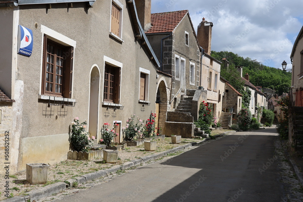 Rue typique, village de Noyers sur Serein, département de l'Yonne, France