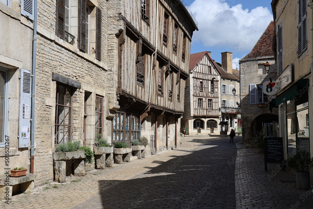 Rue typique, village de Noyers sur Serein, département de l'Yonne, France