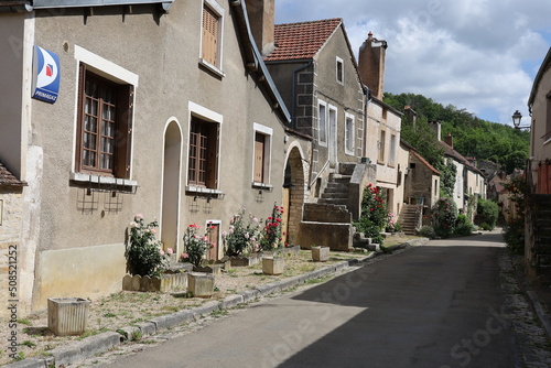 Rue typique  village de Noyers sur Serein  d  partement de l Yonne  France