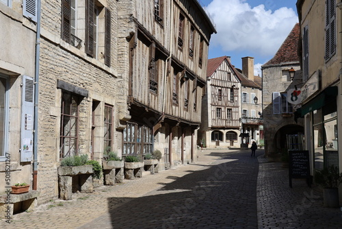 Rue typique, village de Noyers sur Serein, département de l'Yonne, France © ERIC