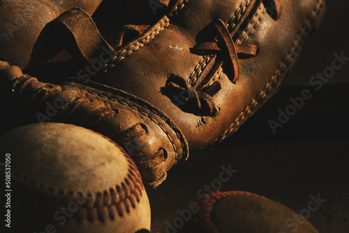 Tableau sur toile Golden light on old vintage baseball glove with ball close up for history of traditional sport