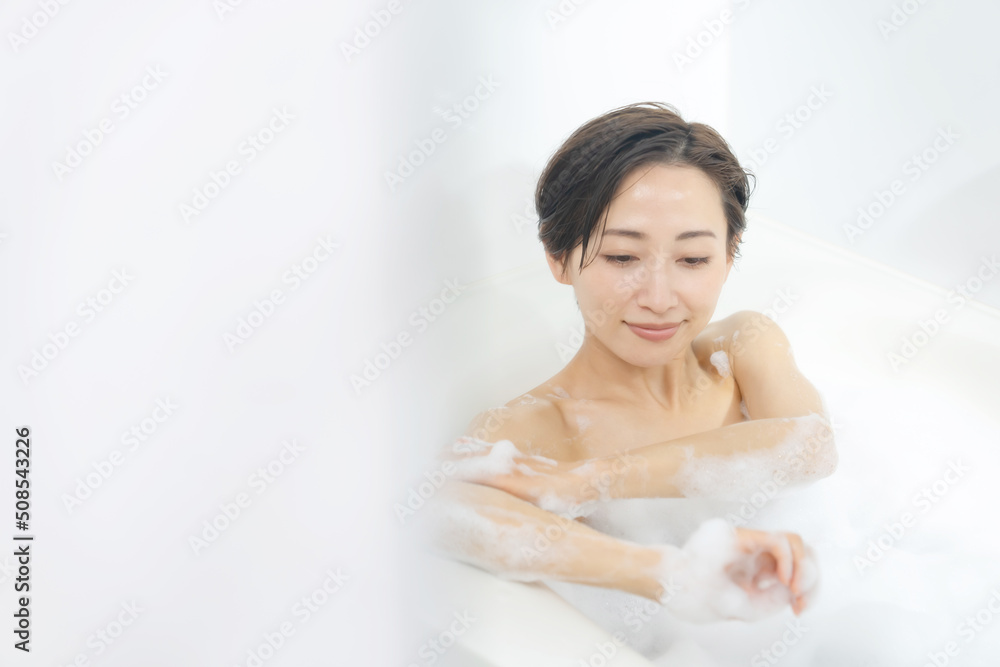 お風呂に入る女性 お風呂に入る女性