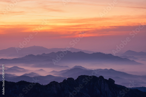Foto Scenic view of mountains against sky during sunrise