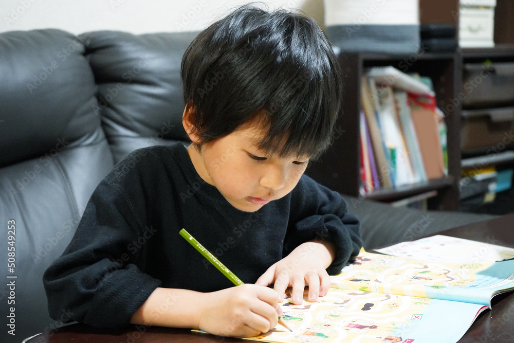 ドリルで家庭学習をする子供 ドリルで家庭学習をする子供