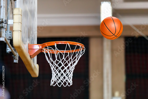 広い体育館とバスケットボール © taka