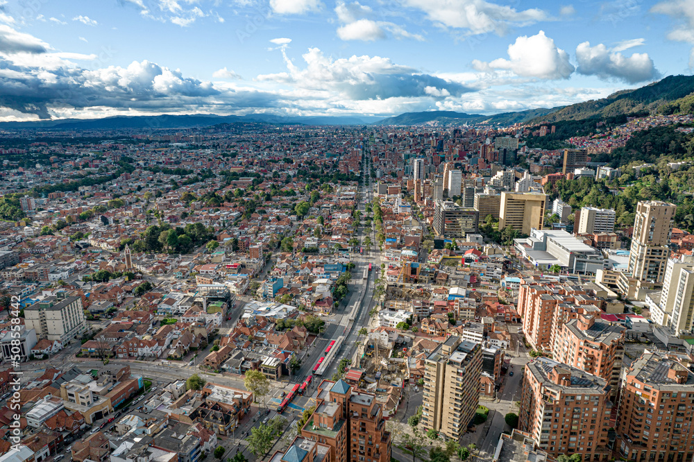 Fototapeta premium Paisaje urbano de la ciudad de Bogotá, Colombia, ubicada en sur américa