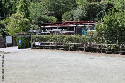 Obraz na płótnie Serrara Fontana - Ristorante Miscillo Sapori sul Monte Epomeo dal parcheggio w salonie