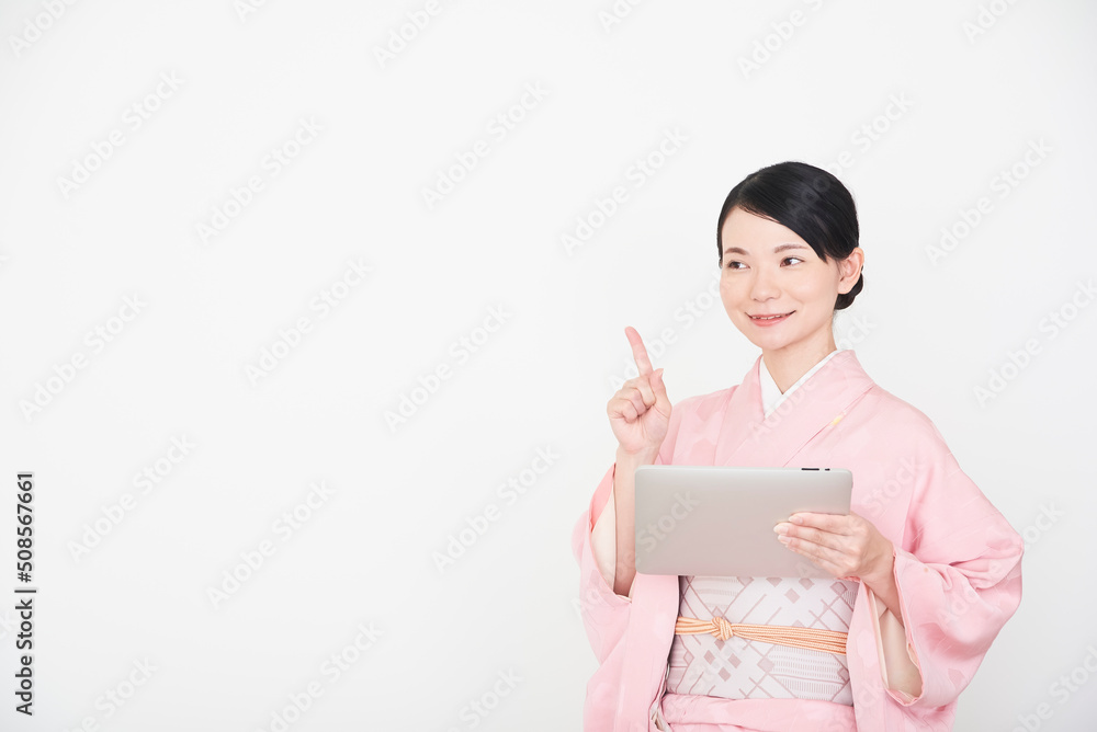 タブレットを操作する着物を着た女性