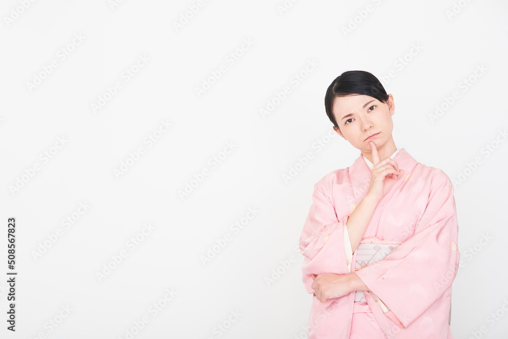 ガッツポーズをする着物を着た女性 ガッツポーズをする着物を着た女性
