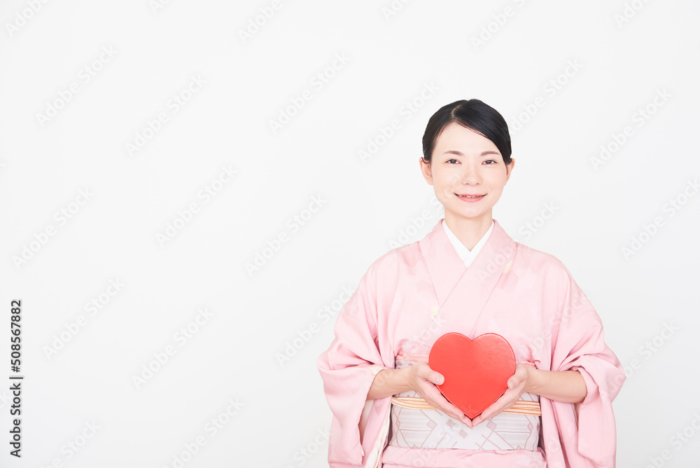 ハートマークをもつ着物を着た女性 ハートマークをもつ着物を着た女性