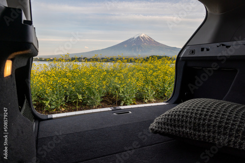 車中で過ごす寛ぎの時間　富士山と菜の花をのぞむ湖畔で　relaxing time in the car at the foot of mount Fuji in spring
