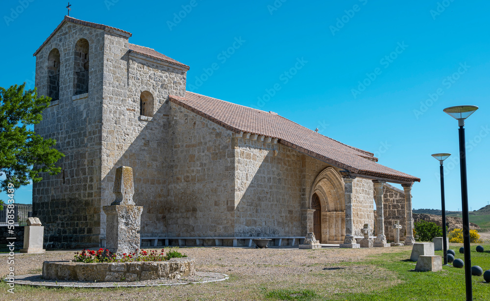 La hermosa ermita de san Pedro del siglo XIII y estilo románico en la villa de Fuentes de Valdepero en la provincia de Palencia, España