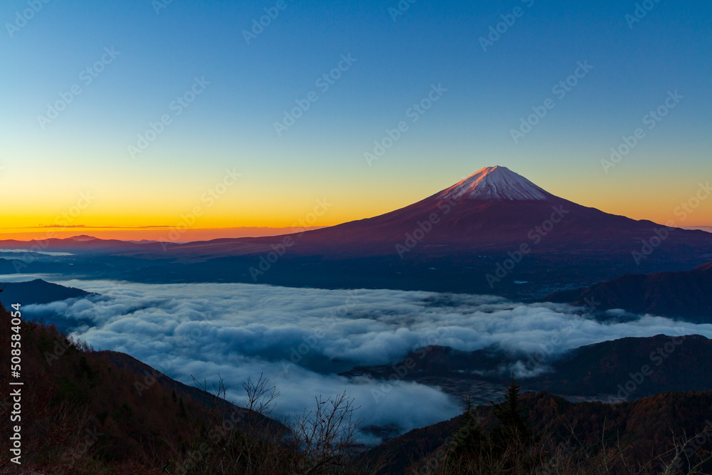 夜明けの富士山と雲海　山梨県富士河口湖町新道峠にて