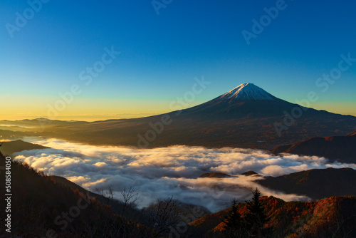 夜明けの富士山と雲海　山梨県富士河口湖町新道峠にて © photop5
