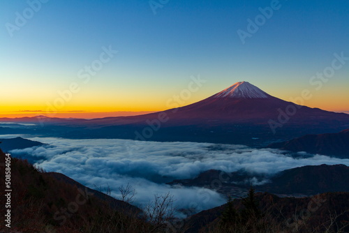 夜明けの富士山と雲海 山梨県富士河口湖町新道峠にて