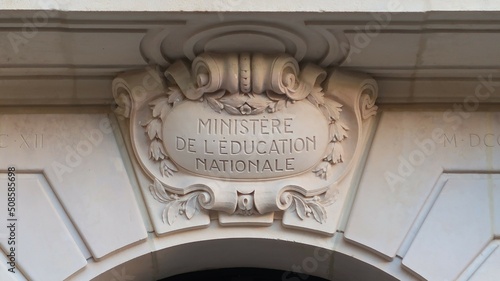 Ministère de l’Éducation Nationale français, gravé sur une clef de voûte sculptée de l’hôtel de Rochechouart à Paris (France)