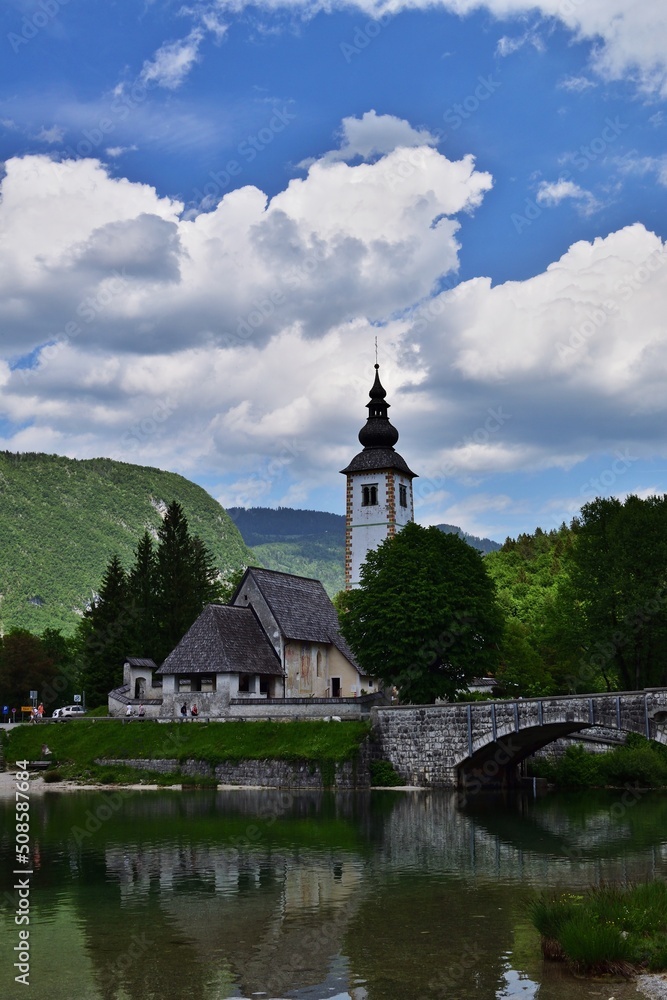 Kapelle am Bohinj See, Slowenien, vertikal