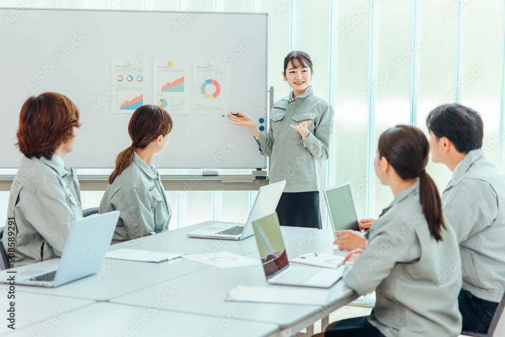 Fototapeta premium プレゼン・セミナー会議をする工場の作業員 