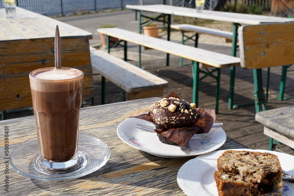 Milchkaffee und Kuchen im Straßencafe