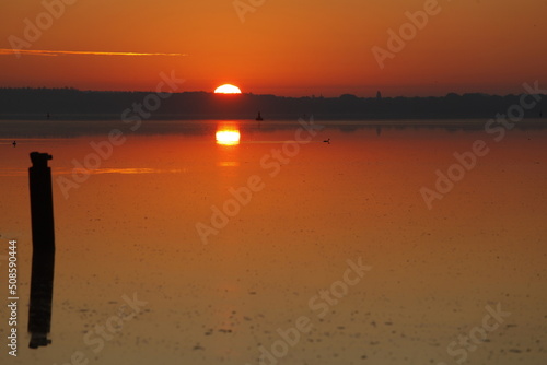 Obraz na płótnie Müggelsee in Berlin bei Sonnenaufgang w salonie