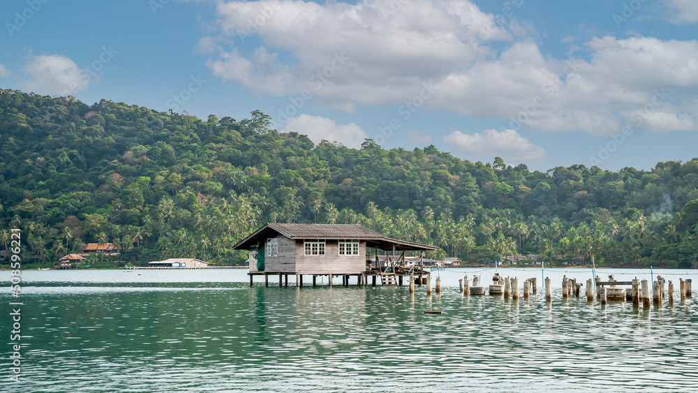 Naklejka premium Houses on stilts in the fishing village of Bang Bao, Koh Chang, Thailand